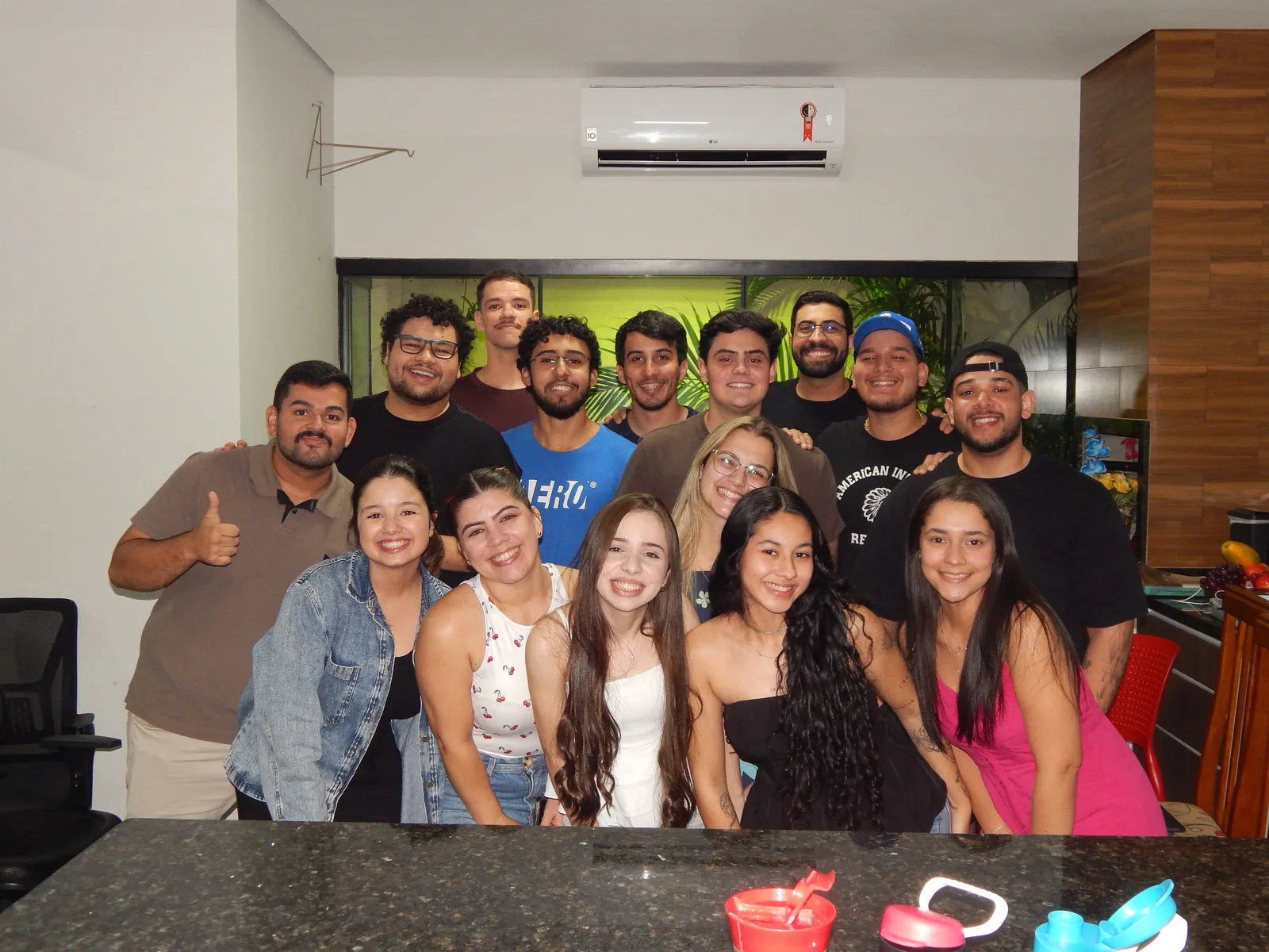 Grupo da Filipos reunido em casa, sorrindo para a foto.