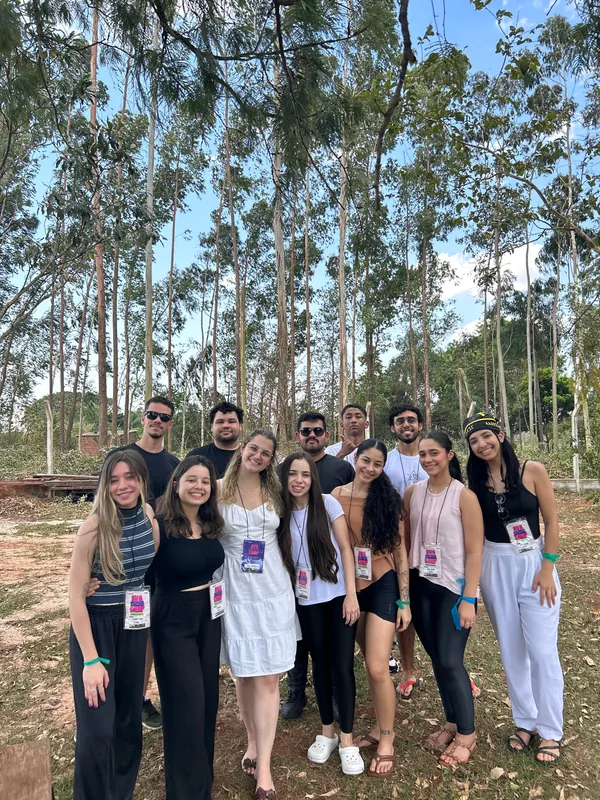 O grupo reunido ao ar livre entre as árvores.