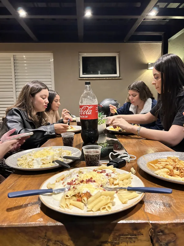 Amigas compartilhando uma refeição.