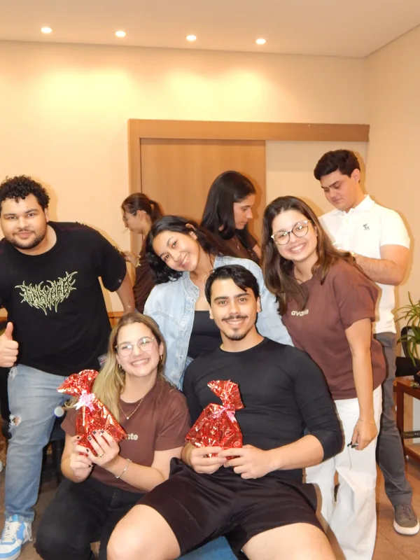 Uma confraternização do grupo com presentes.