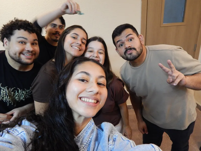 Uma selfie com amigos reunidos na Filipos.