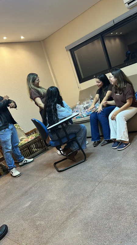 Um encontro em casa com conversas e presentes.