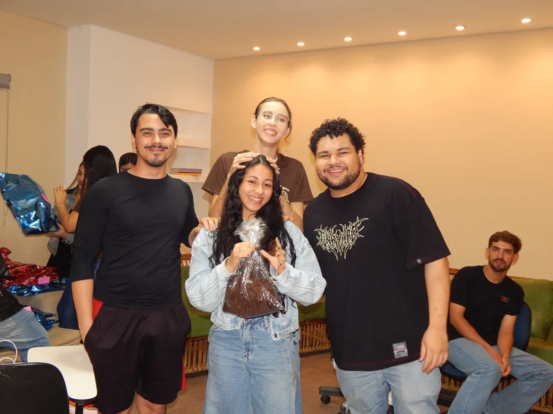 Amigos reunidos em uma confraternização da Filipos.